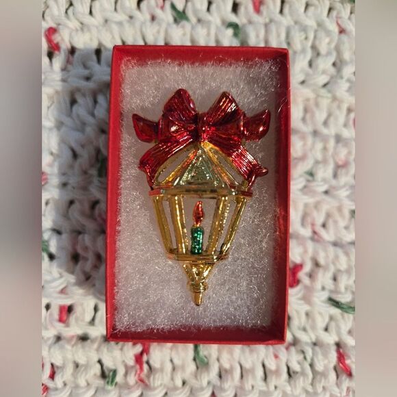 ๐๐โค๏ธโVINTAGE CHRISTMAS LANTERN BROOCH PIN - Picture 2 of 5